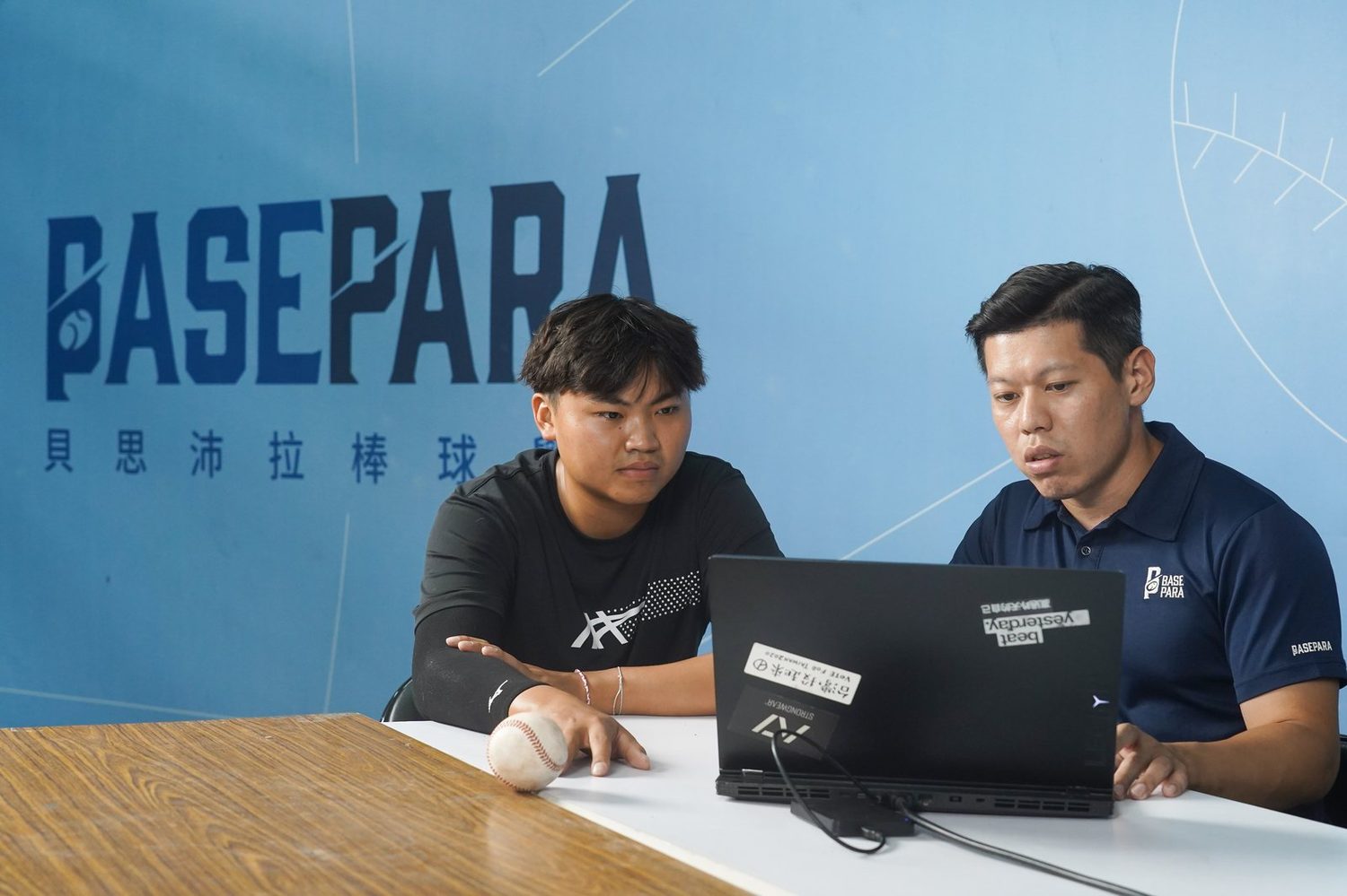 教練在場邊與選手討論訓練安排