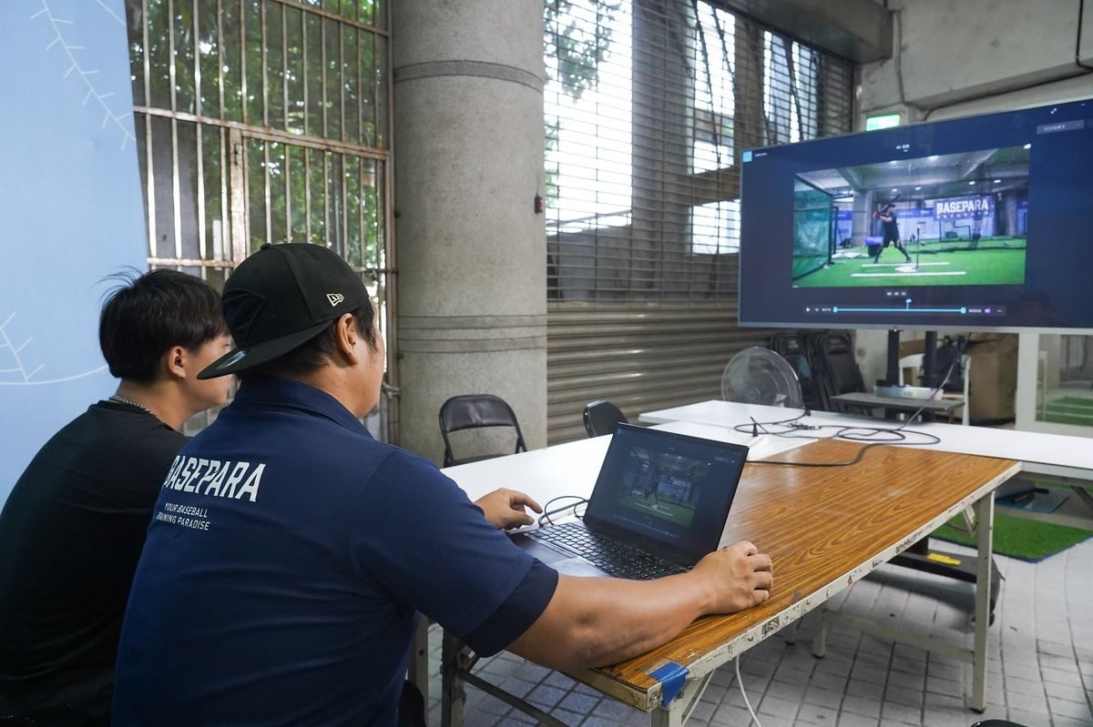 教練與選手一起檢視訓練進度